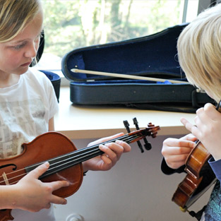 Musikschule Pinneberg musikalische Intrumentenkarusell.