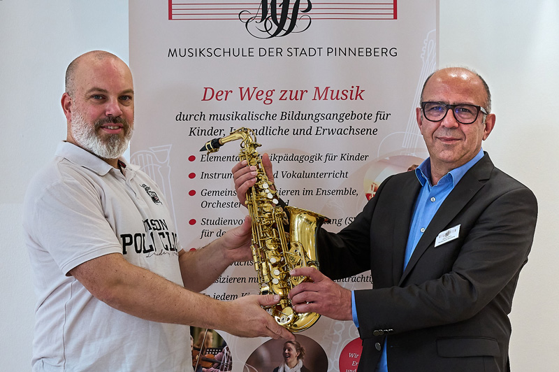 Übergabe eines Saxophones durch den Freundeskreis der Musikschule Pinneberg.