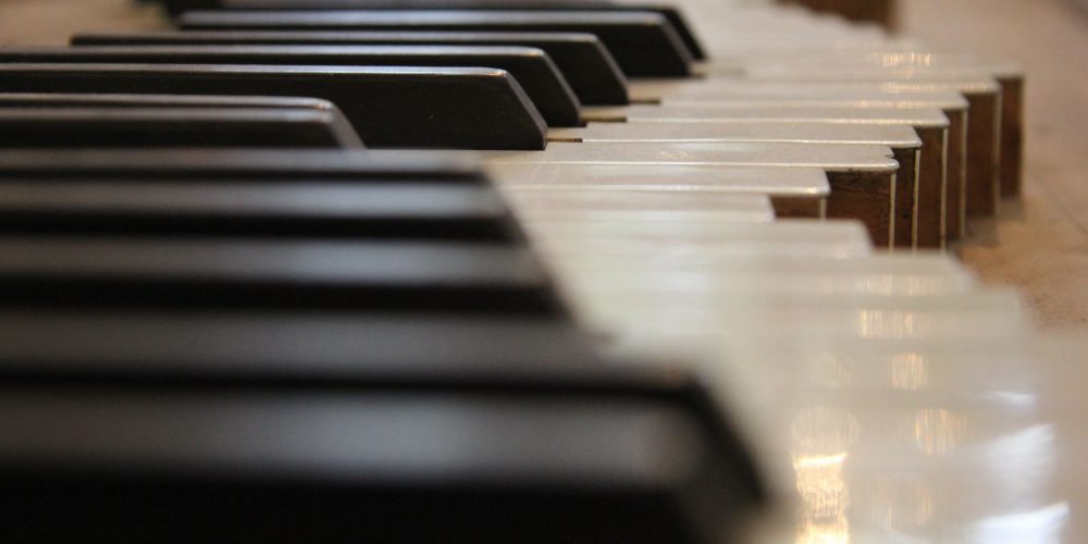 https://www.musikschule-pinneberg.de/wp-content/uploads/2019/10/keyboard-technology-piano-musical-instrument-string-instrument-digital-piano-electronic-device-musical-keyboard-computer-component-electronic-instrument-player-piano-22760.jpg
